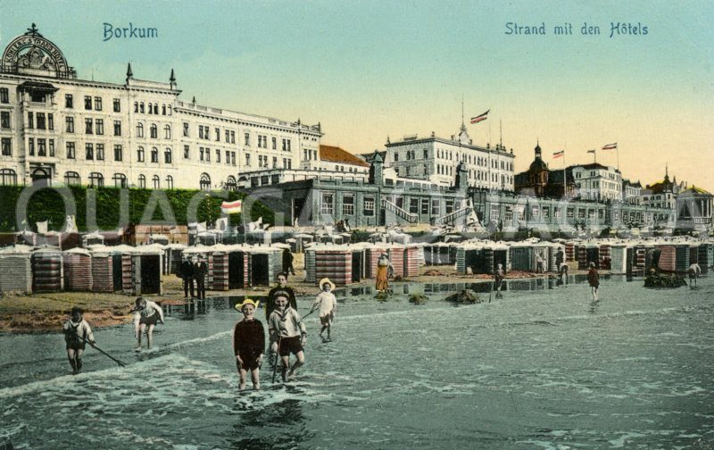 Borkum: Ansicht des Strandes mit Hotels und spielenden Kindern Zeichnung/Illustration