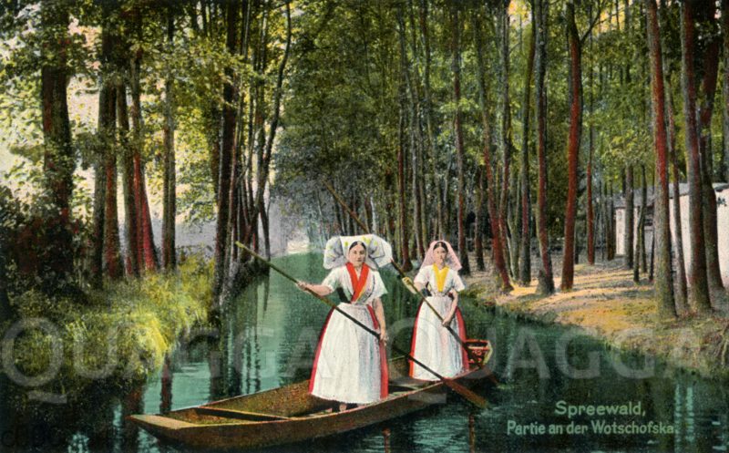 Spreewald: Zwei Frauen in Tracht auf einem Spreewaldkahn