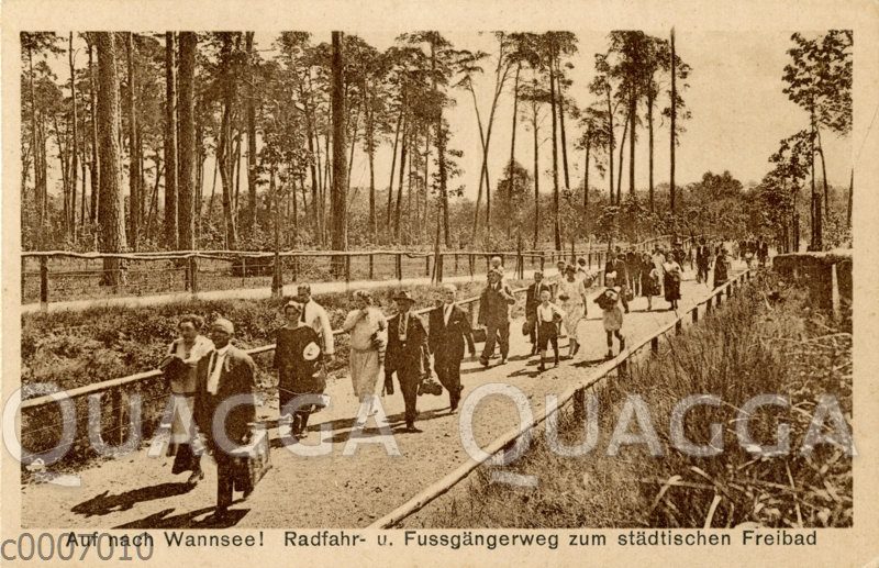 Radfahr und Fußgängerweg zum städtischen Freibad in Wannsee