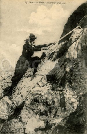 Bergsteigerin beim Besteigen eines Berges